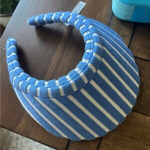 White and blue towel Vizer